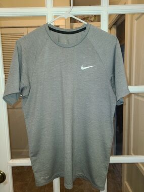 Nike Men’s Heather Gray Dri-FIT Short Sleeve Tee